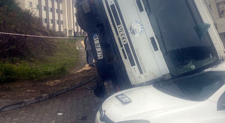 Feci kaza! 3 aracın üzerine devrildi