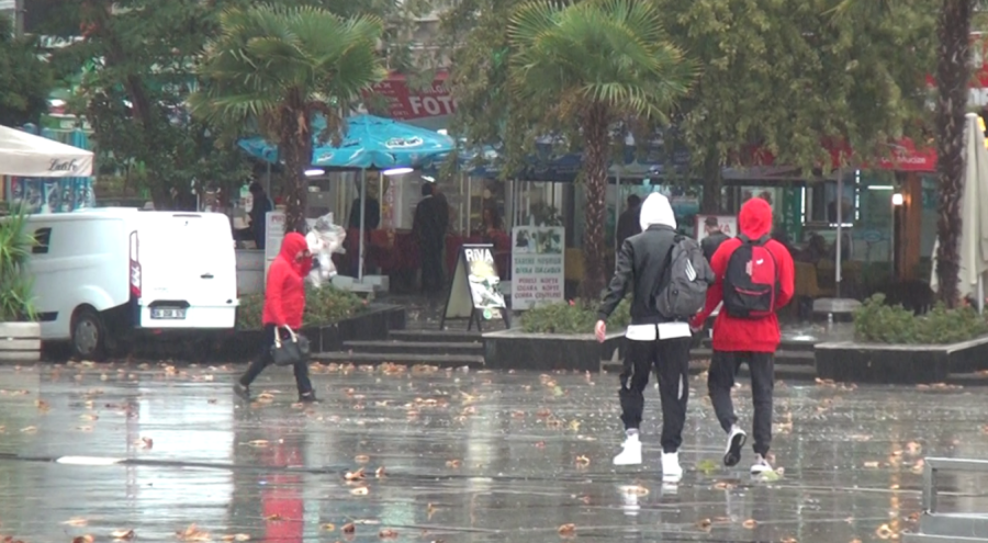 Bandırma'da aniden bastıran yağmur ve fırtına etkili oldu