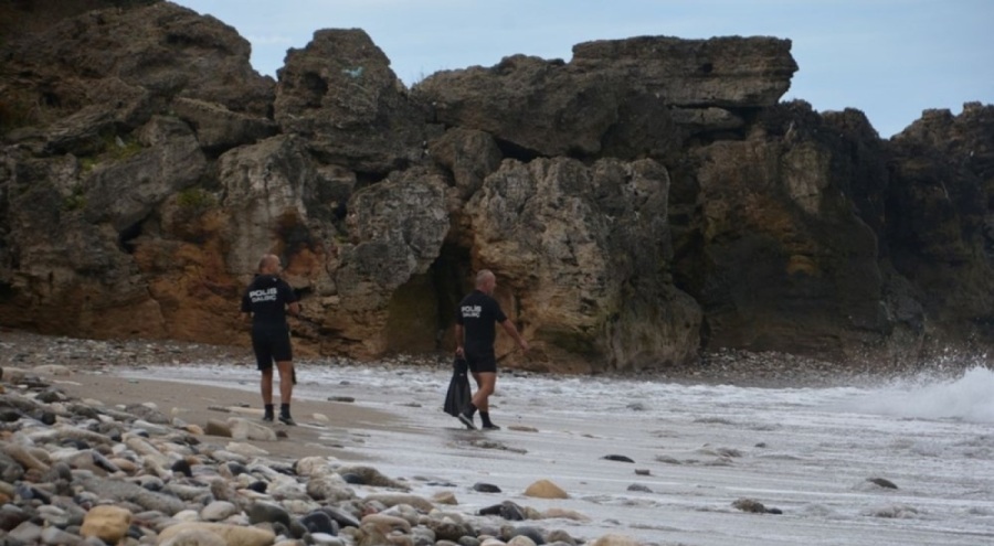 Balık avlamak için gittiği denizde kayalıklardan düştü