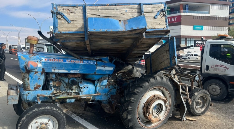 Traktör ile kamyonet çarpıştı: 1 ölü, 2 yaralı