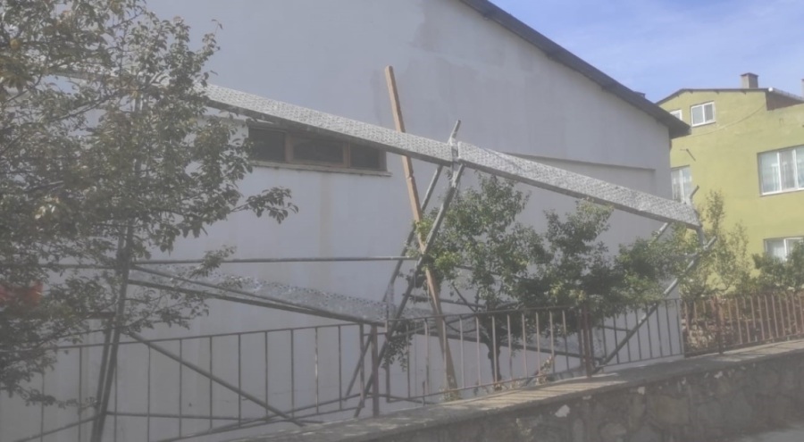 İnşaat iskelesinden düşen işçi hayatını kaybetti