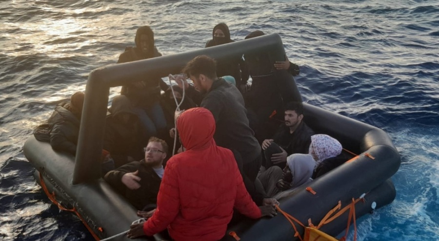 İzmir'de 169 düzensiz göçmen karaya çıkarıldı