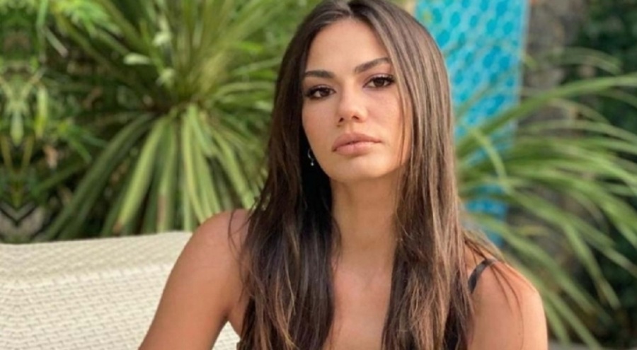Demet Özdemir Atina pozlarıyla büyüledi