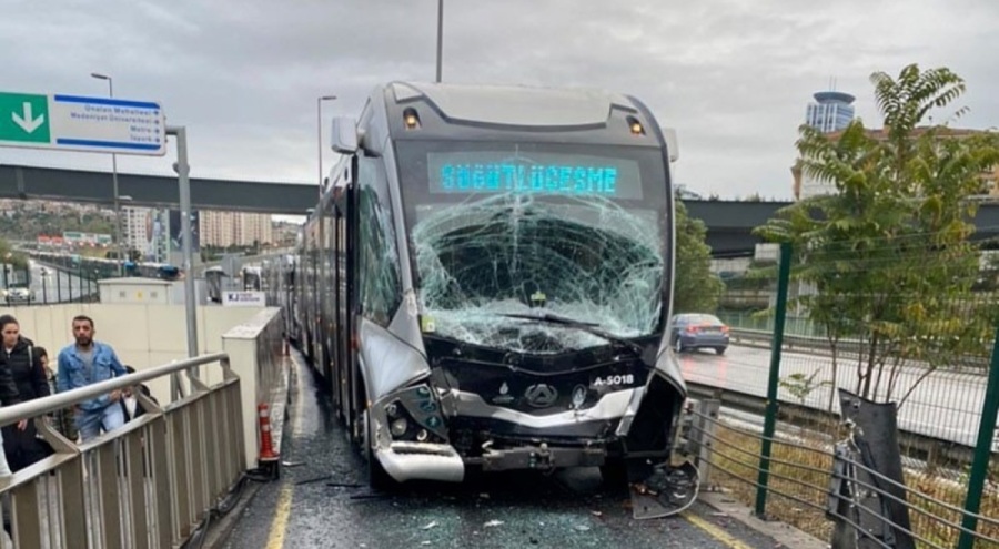 İstanbul'da metrobüsler birbirine girdi: 3 yaralı