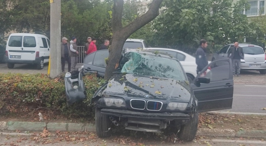 Bursa'da otomobil kontrolden çıktı! 2 yaralı