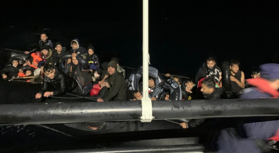 Ayvalık açıklarında 126 düzensiz göçmen yakalandı