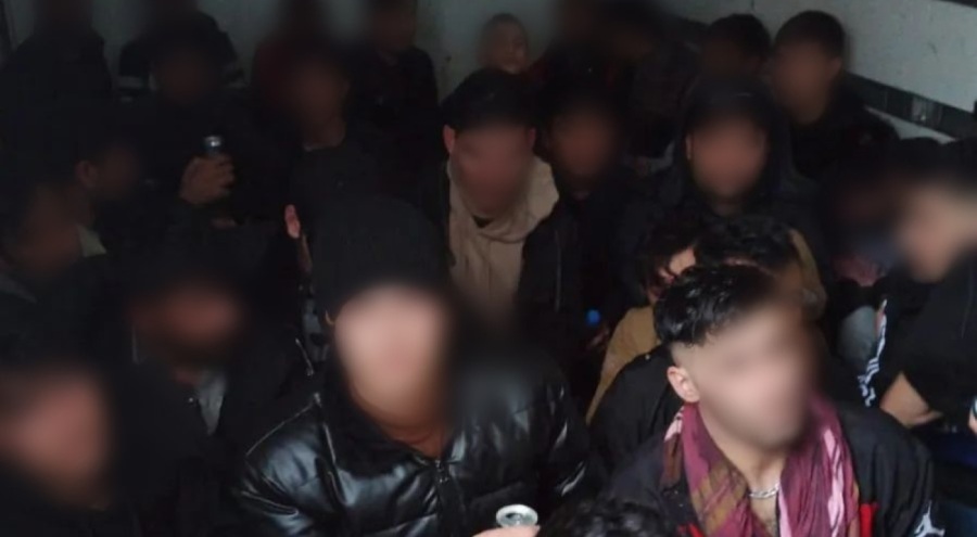 Kargo görünümlü araçta 58 kaçak göçmen yakalandı