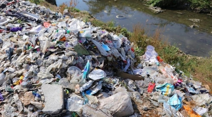 Havalimanının yanı çöplüğe döndü!