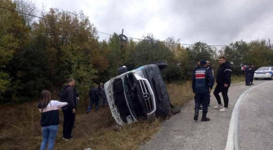 Yolcu minibüsü devrildi! Çok sayıda yaralı