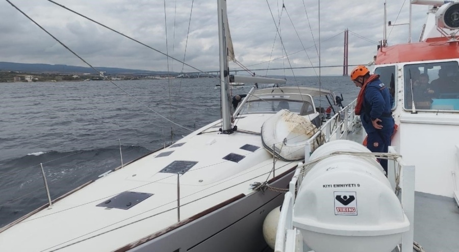 Çanakkale Boğazı'nda sürüklenen tekne kurtarıldı