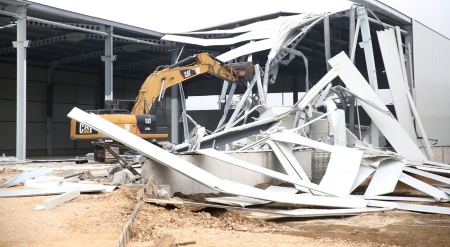 Bursa'da kaçak fabrika yıkıldı