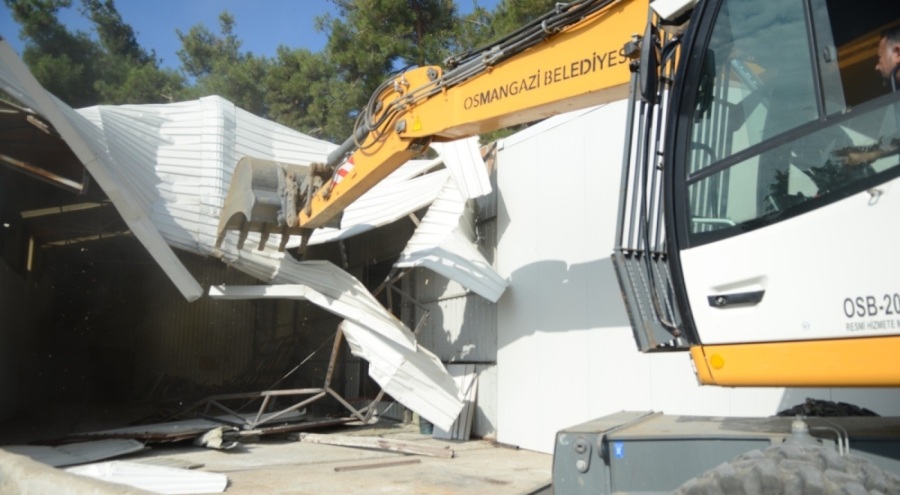 Bursa'da tarım arazisine inşa edilen kaçak fabrikalar yıkıldı