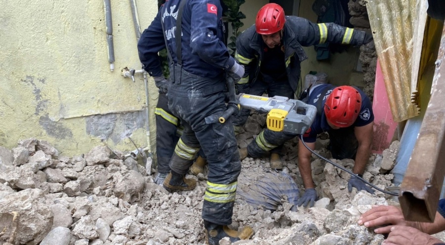 Yıktığı bahçe duvarının altında kalıp, öldü