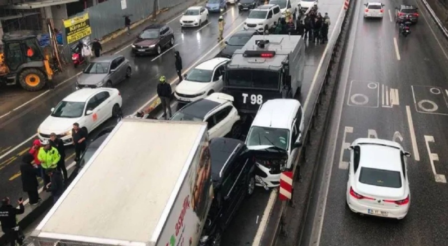 Üsküdar'da zincirleme trafik kazası: TOMA ve 13 araç çarpıştı