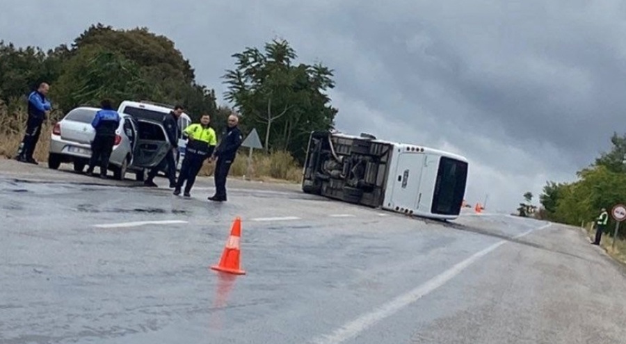 Balıkesir'de midibüs devrildi,  7'si polis 10 kişi yaralandı!