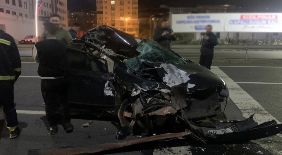 Tekirdağ'da otomobil kamyona arkadan çarptı, 4 kişi yaralandı