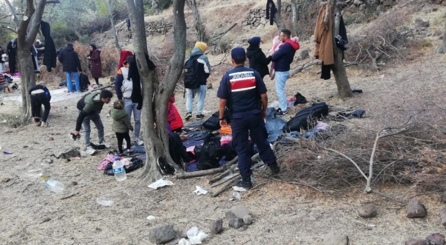 Ayvacık'ta 27 kaçak göçmen ile 4 organizatör yakalandı