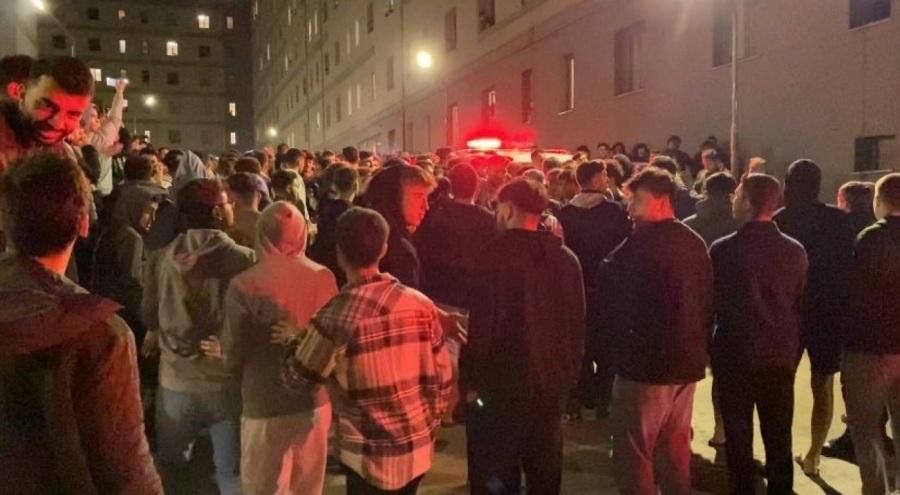Bursa'da yurtta yemeklerin kötü çıktığını iddia eden öğrencilerden protesto!