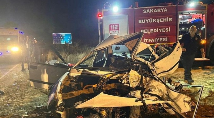 Sakarya'da korkunç kaza: Baba ile oğlu can verdi, 4 yaralı