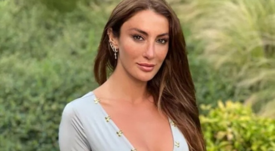 Merve Oflaz'dan iddialı kıyafet