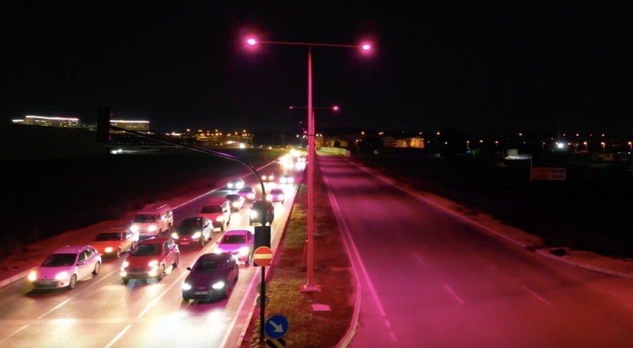 Bursa'da sokak lambaları farkındalık için pembe yandı