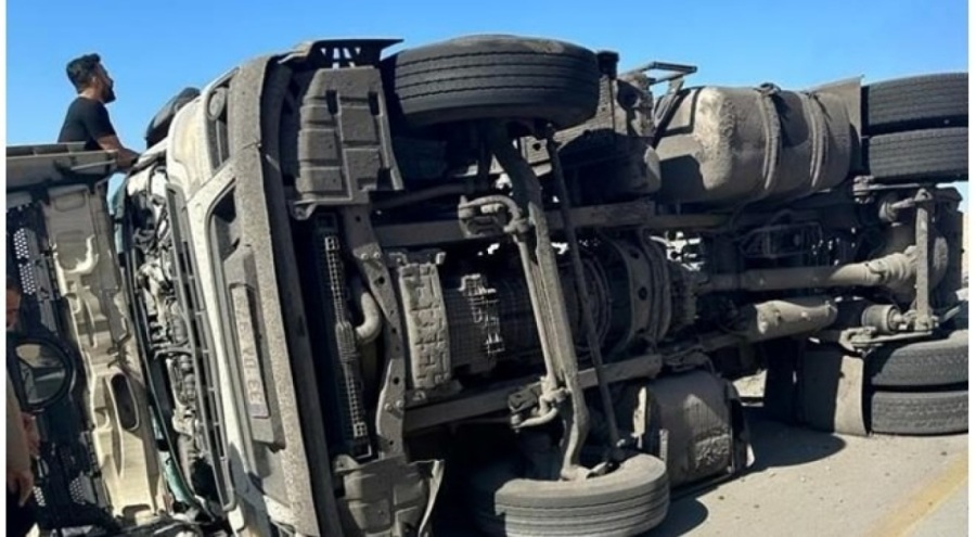 Kömür yüklü kamyon şarampole devrildi! Yaralılar var