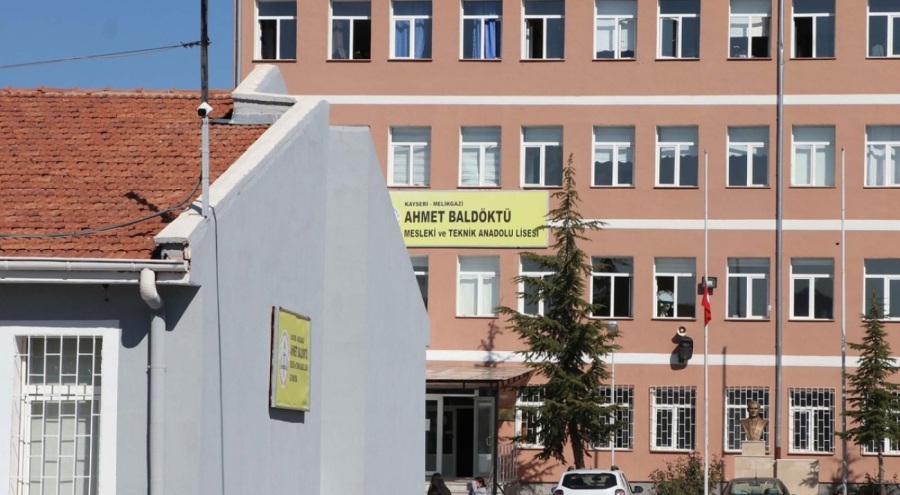 Lisede tüm sınıf zehirlenme şüphesiyle hastaneye götürüldü