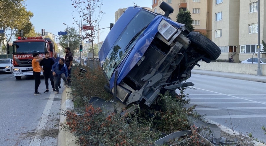 Kadının yola atlaması üzerine sola kırınca bariyerlere çarptı!