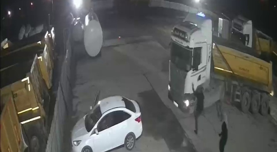 Hafriyat kamyonuyla anne babasını ezmeye çalıştı