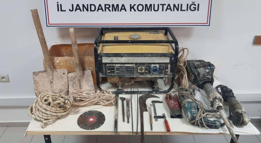 Definecilere kaçak kazı operasyonu: 5 gözaltı