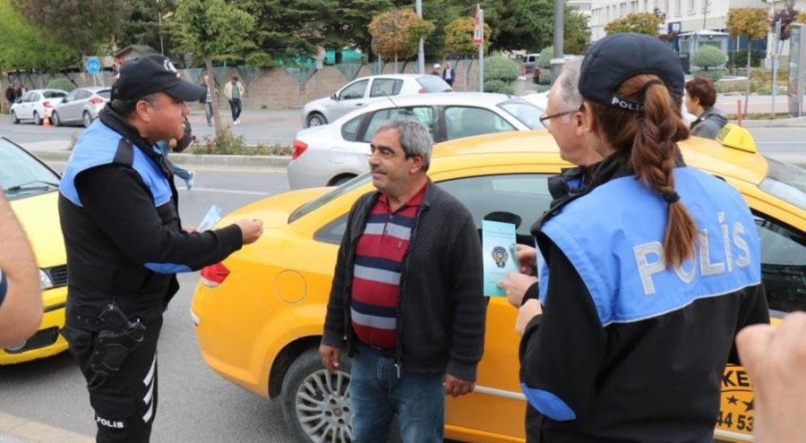Takcisiyi 'İban at paranı atayım' diyerek dolandırdı