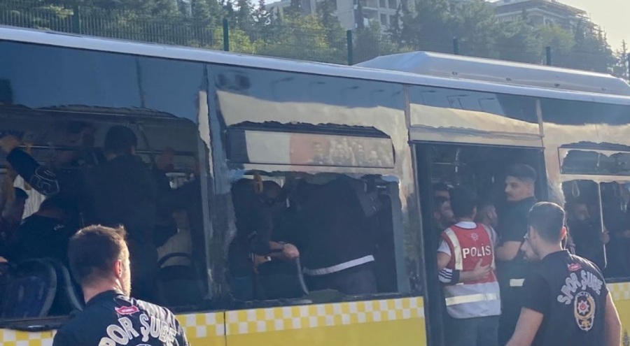 Derbi öncesi taraftarları taşıyan otobüslere saldırı