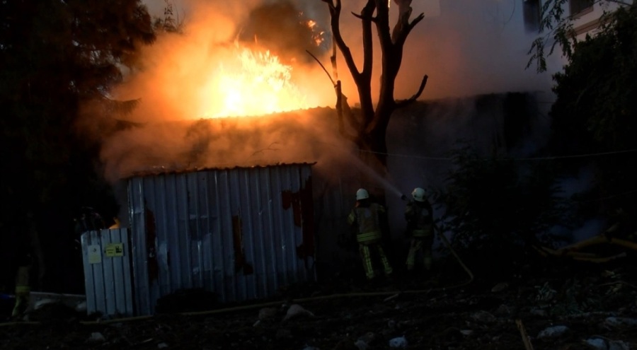 Otopark inşaatındaki depo alev alev yandı