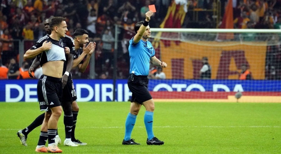 Mert Günok, kırmızı kart gördü