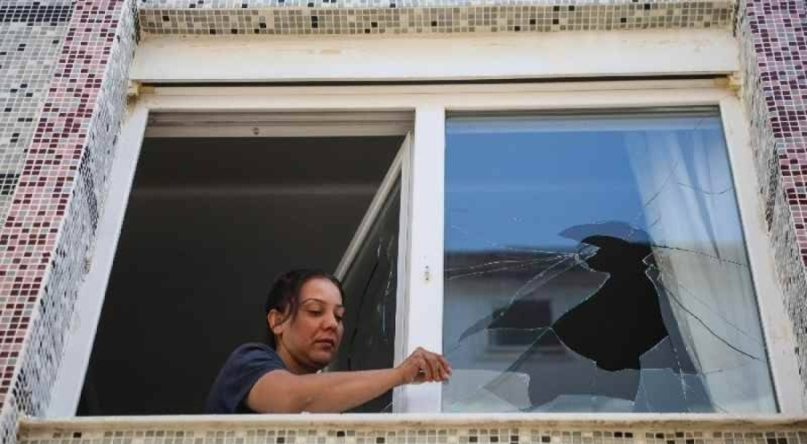 Evden çıkarmak istediği kiracısının camlarını kırdı!