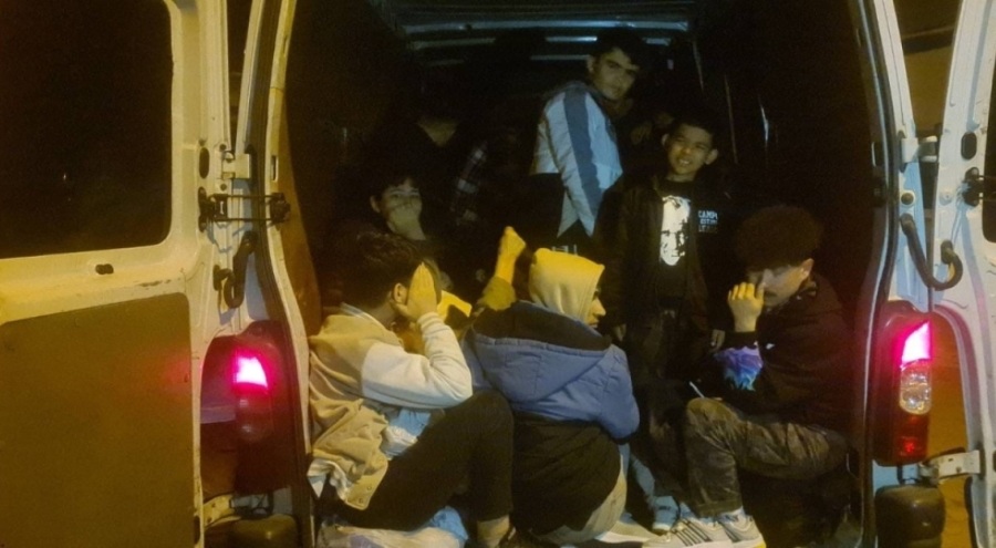 Ayvacık'ta 34 kaçak göçmen ile 2 organizatör yakalandı