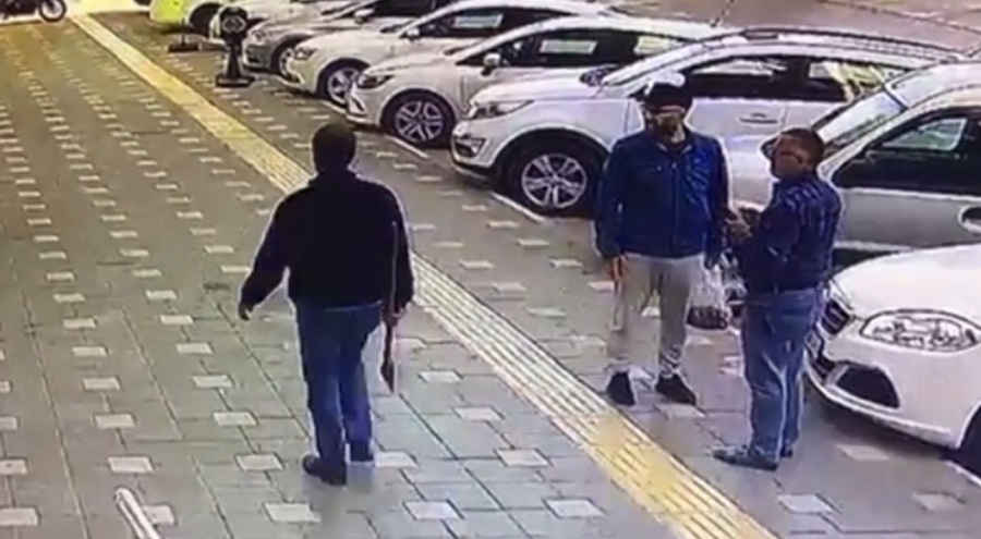 Bursa'da belinden çıkardığı baltayla araçlara saldırdı!