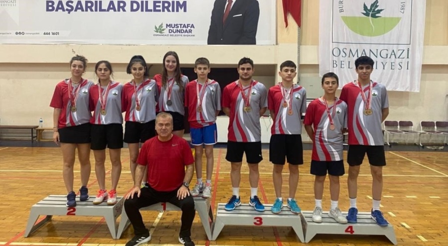 Osmangazi Badminton takımının şampiyonluk sevinci