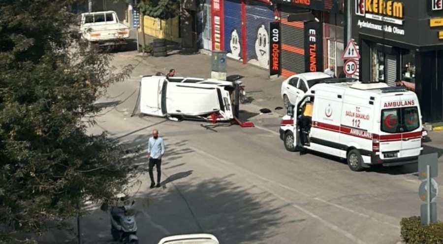 Bursa'da park halindeki araçlara çarpan otomobil devrildi!