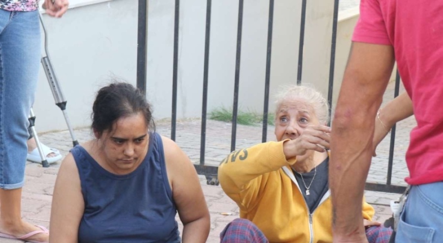 Apartmanda çıkan yangında mahsur kalan kadını kuryeler kurtardı