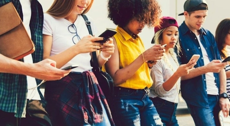 Araştırma sonucuna göre telefonu çok kullananlar önemli olayları kaçırıyor!