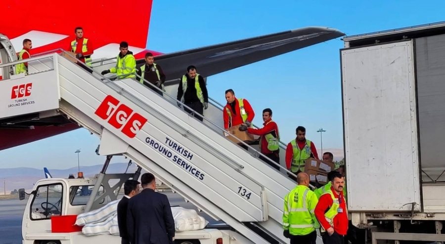 Gazze'ye ilaç ve tıbbi malzeme taşıyan uçak, Mısır'a indi