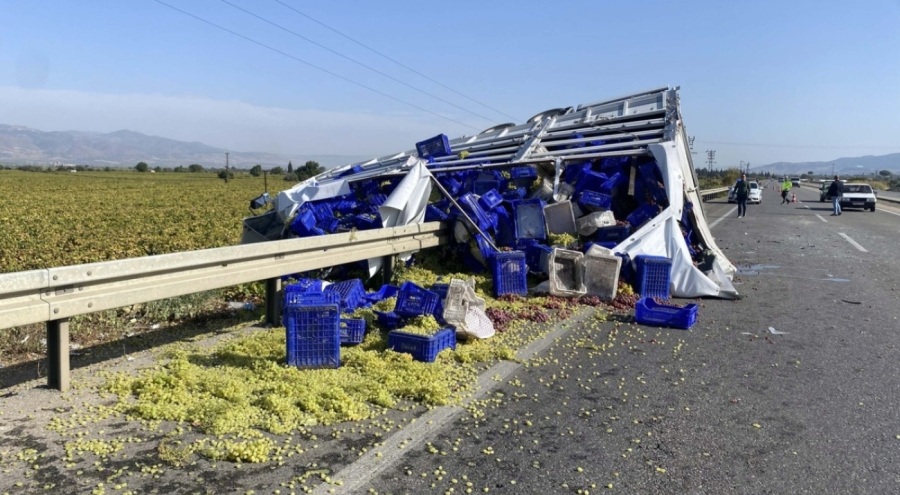 Otomobil ile üzüm kamyonu çarpıştı: 3 yaralı