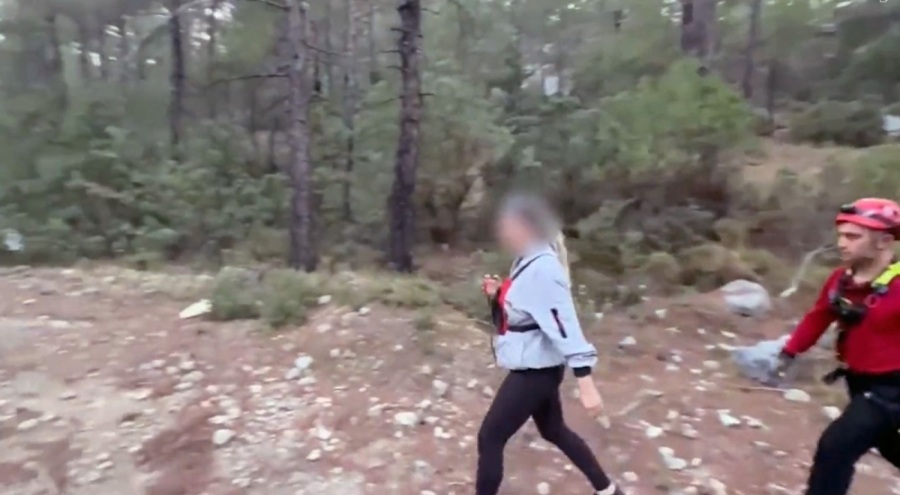 Fethiye'de ağaçta asılı kalan paraşütçüyü jandarma kurtardı