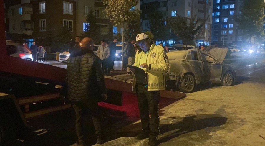 Kayseri'de direğe çarpan araç alev aldı: 3 yaralı