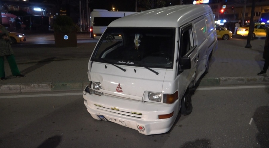 Bursa'da minibüs sürücüsü önce taksiye ardından yayalara çarpıp kaçtı: 4 yaralı!
