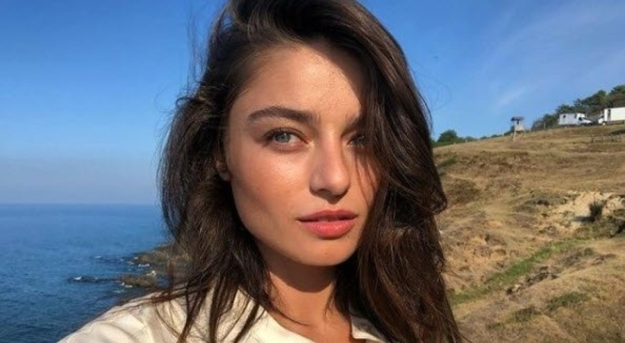 Ayça Ayşin Turan tatil pozlarıyla büyüledi