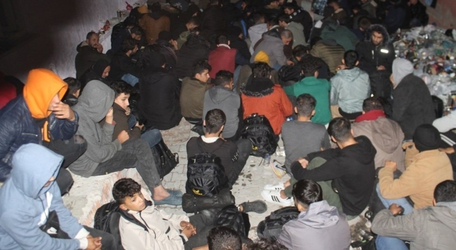 100 göçmen evin bahçesinde kıskıvrak yakalandı