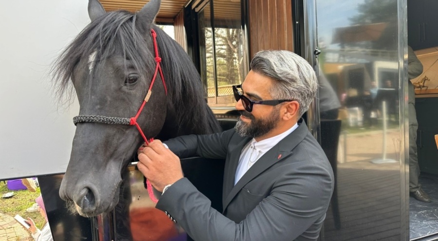 Sahibi, yanından ayırmadığı atı için özel karavan yaptı