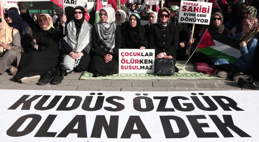 Bursa'da kadınlardan filistin için sessiz oturma eylemi